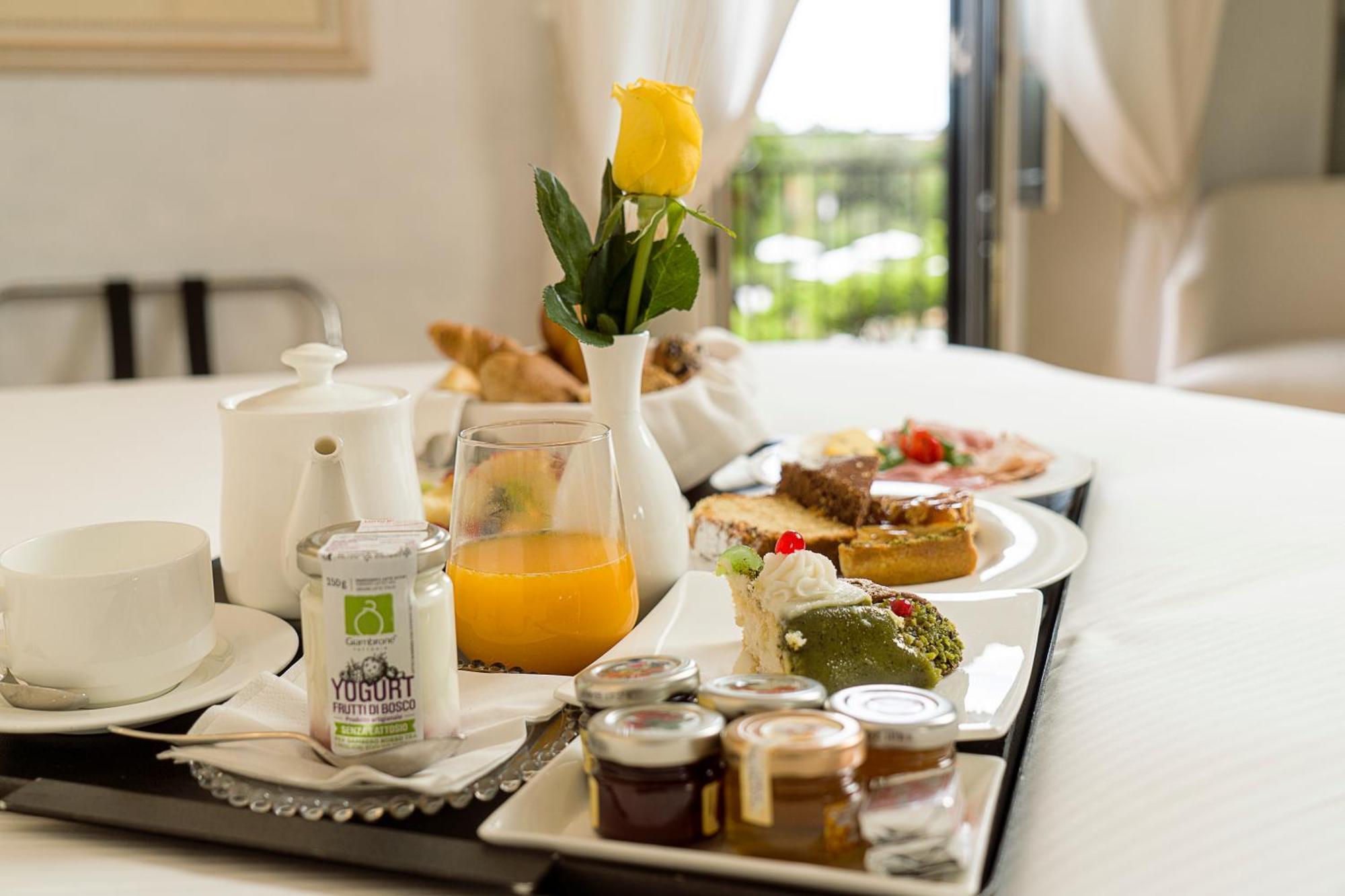 Hotel Villa Athena Agrigento Esterno foto A breakfast tray