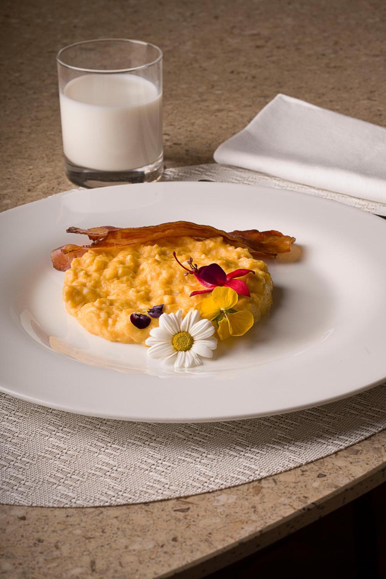 Hotel Villa Athena Agrigento Esterno foto Scrambled eggs with edible flowers